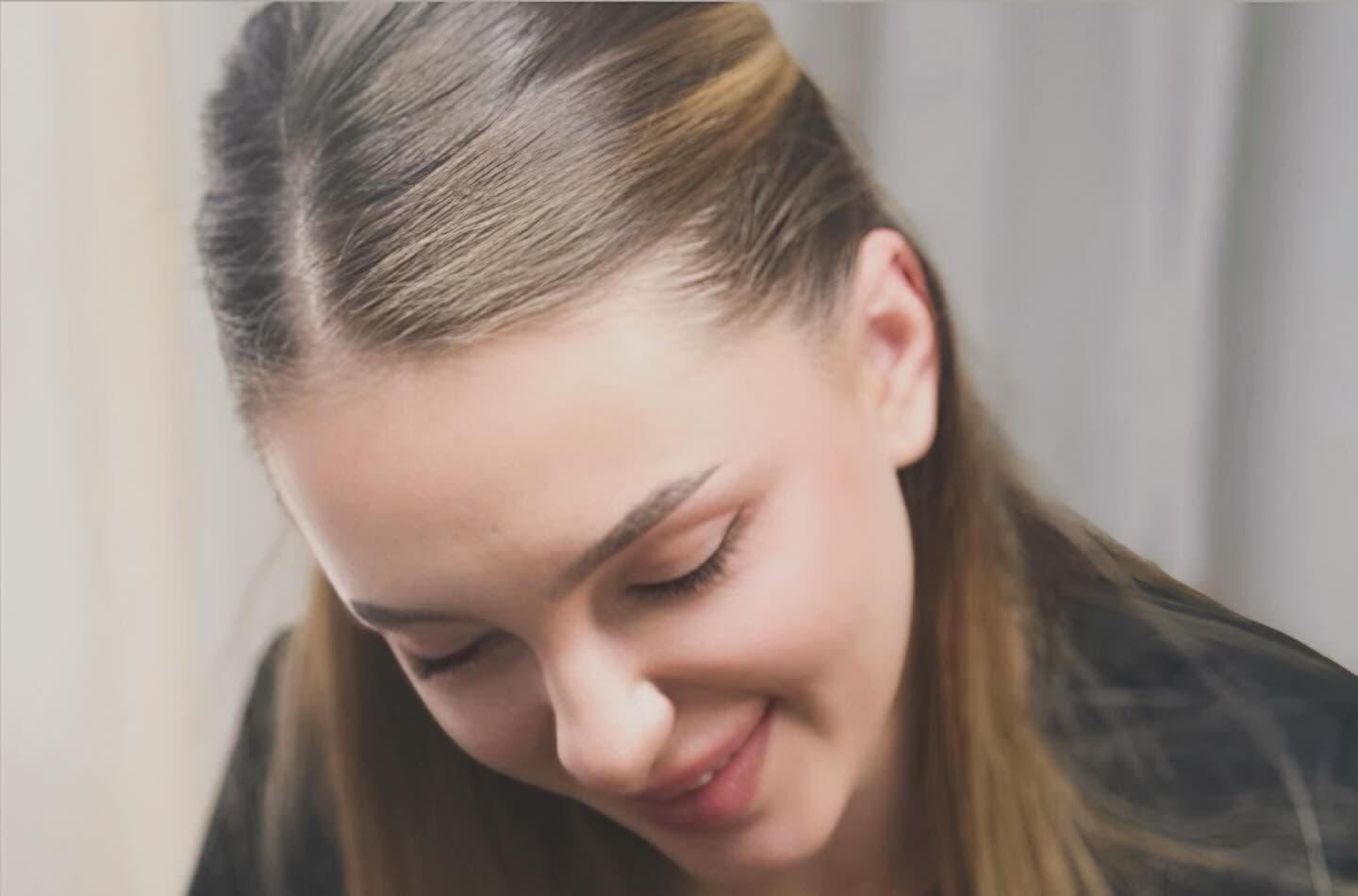 Paula în timpul unei proceduri, zâmbind concentrată